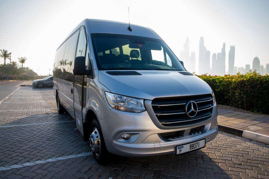luxury minibus hire in abudhabi
